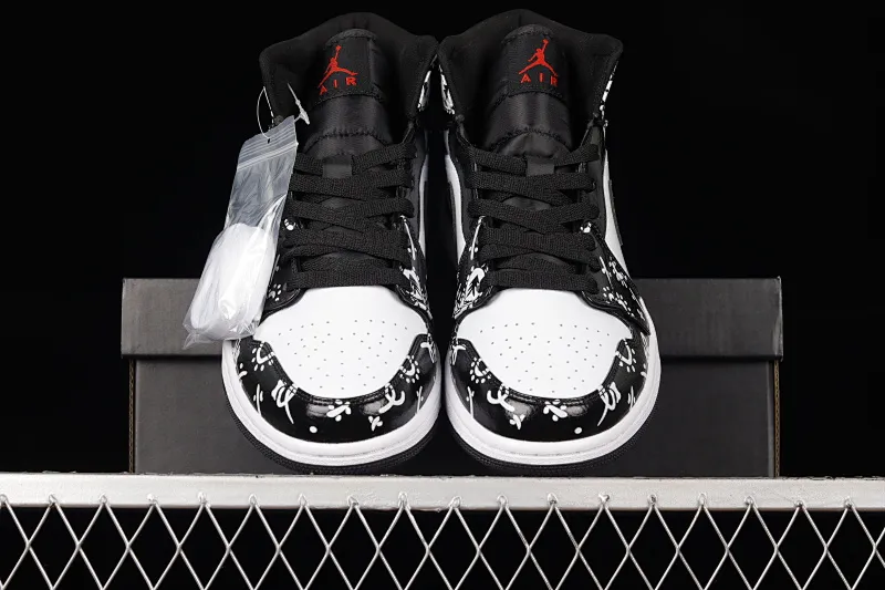 All categories Air Jordan Jordan series basketball shoes Air Jordan 1 Mid Air Jordan 1 Mid SE AJ1 Joe 1 graffiti black and white China basketball shoes 554724-075